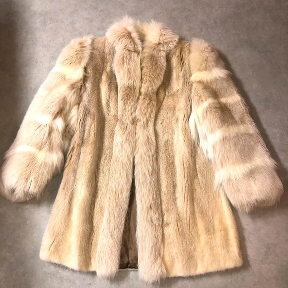 Jackets & Blazers - Gorgeous FUR jacket coat. Fox. Lined. Large to XL. Stunning and warm!